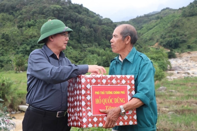 Phó Thủ tướng Hồ Quốc Dũng trao quà cho người dân vùng sạt lở ở xã Ngọc Linh. Ảnh: Phạm Cường
