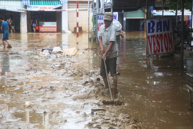 Vùng rốn lũ Đà Nẵng dọn bùn khi lũ rút. Ảnh: Văn Đông