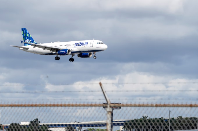 Máy bay của hãng hàng không JetBlue hạ cánh tại Florida vào tháng 10. Ảnh: Reuters