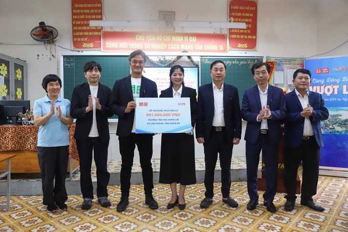 Đại diện Công ty UNIQLO và Quỹ Hy Vọng trao tài trợ cho trường Tiểu học Lam Thành. Ảnh: Đức Hùng
