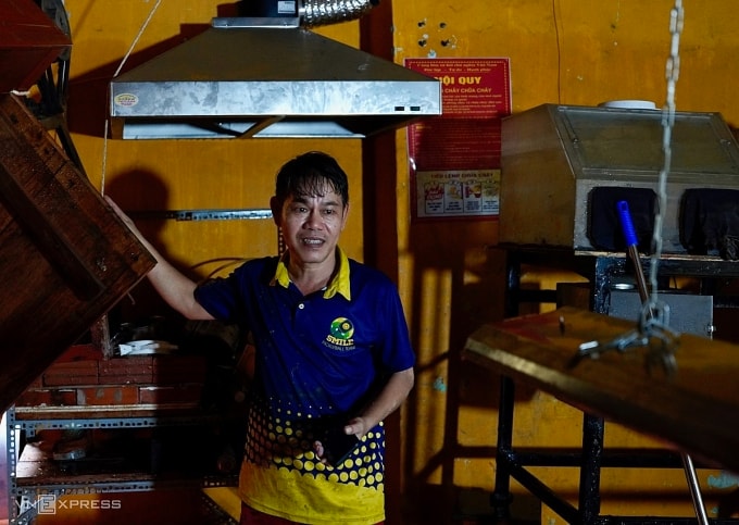 Ông Hoàng đã kê nhiều đồ đạc lên cao gần trần nhà nhưng vẫn bị hư hại do lũ quá lớn. Ảnh: Nguyễn Đông