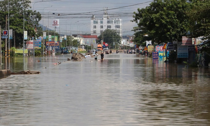 Nước ngập kéo dài trên quốc lộ 1, làm hư hỏng dải phân cách. Ảnh: Việt Quốc