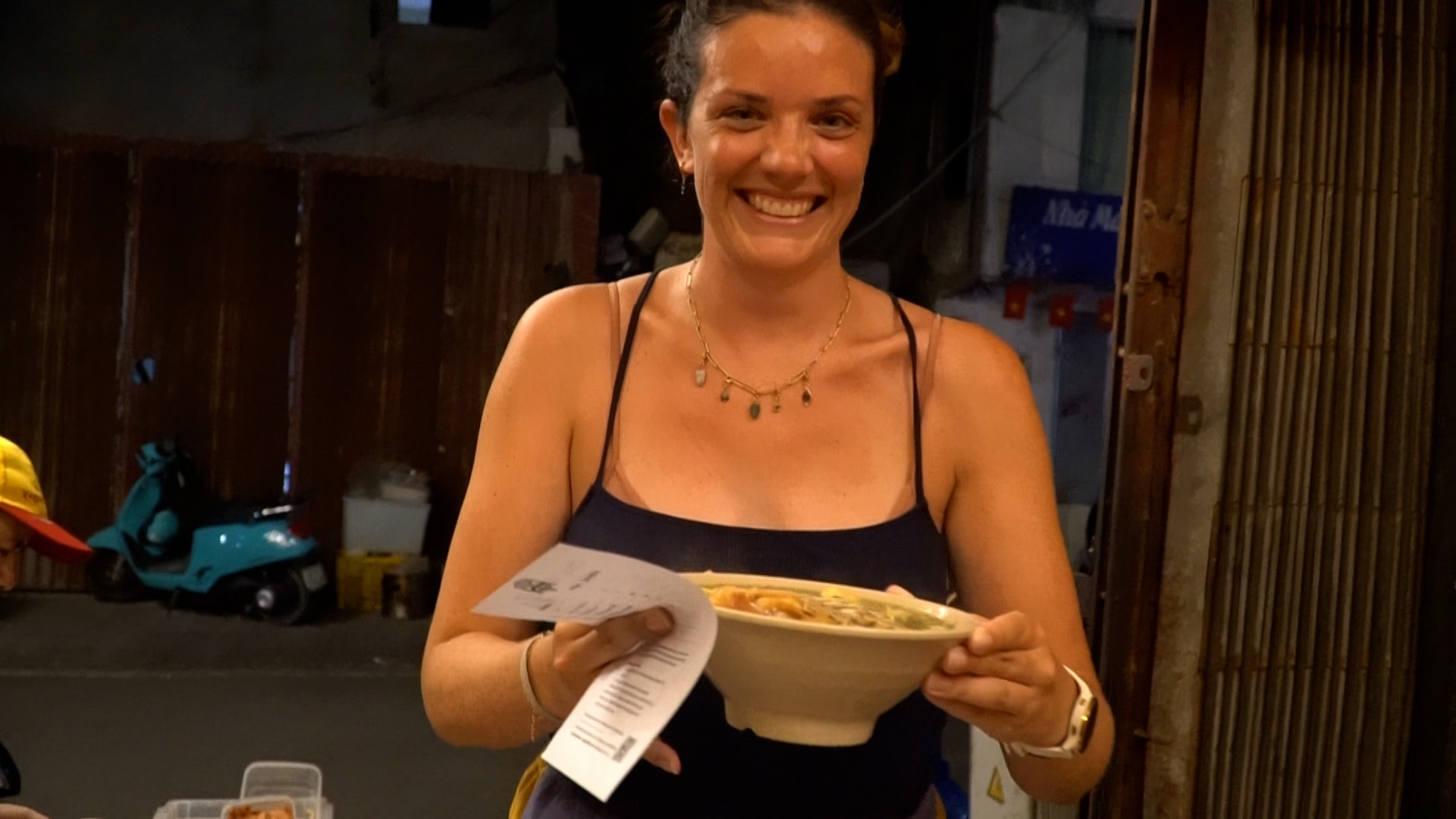 Khách nước ngoài ăn chay vỉa hè, tự phục vụ ở phố cổ Hà Nội