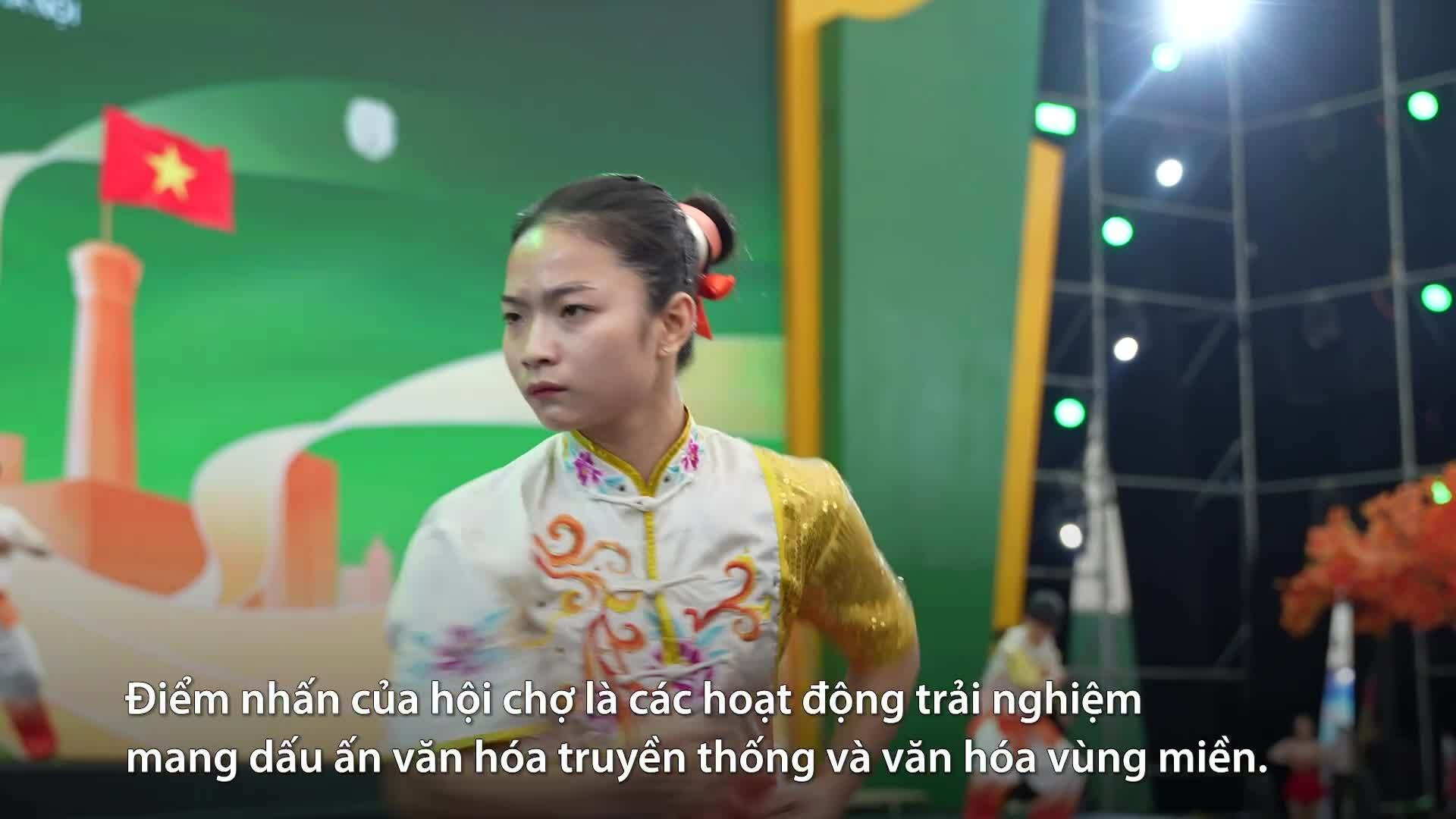 Du khách xem múa rối, hát quan họ tại Hội chợ mùa thu