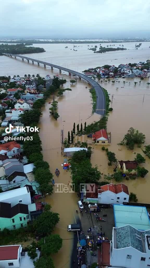 Hàng quán Hội An vật lộn trong 4 ngày nước lũ bao vây