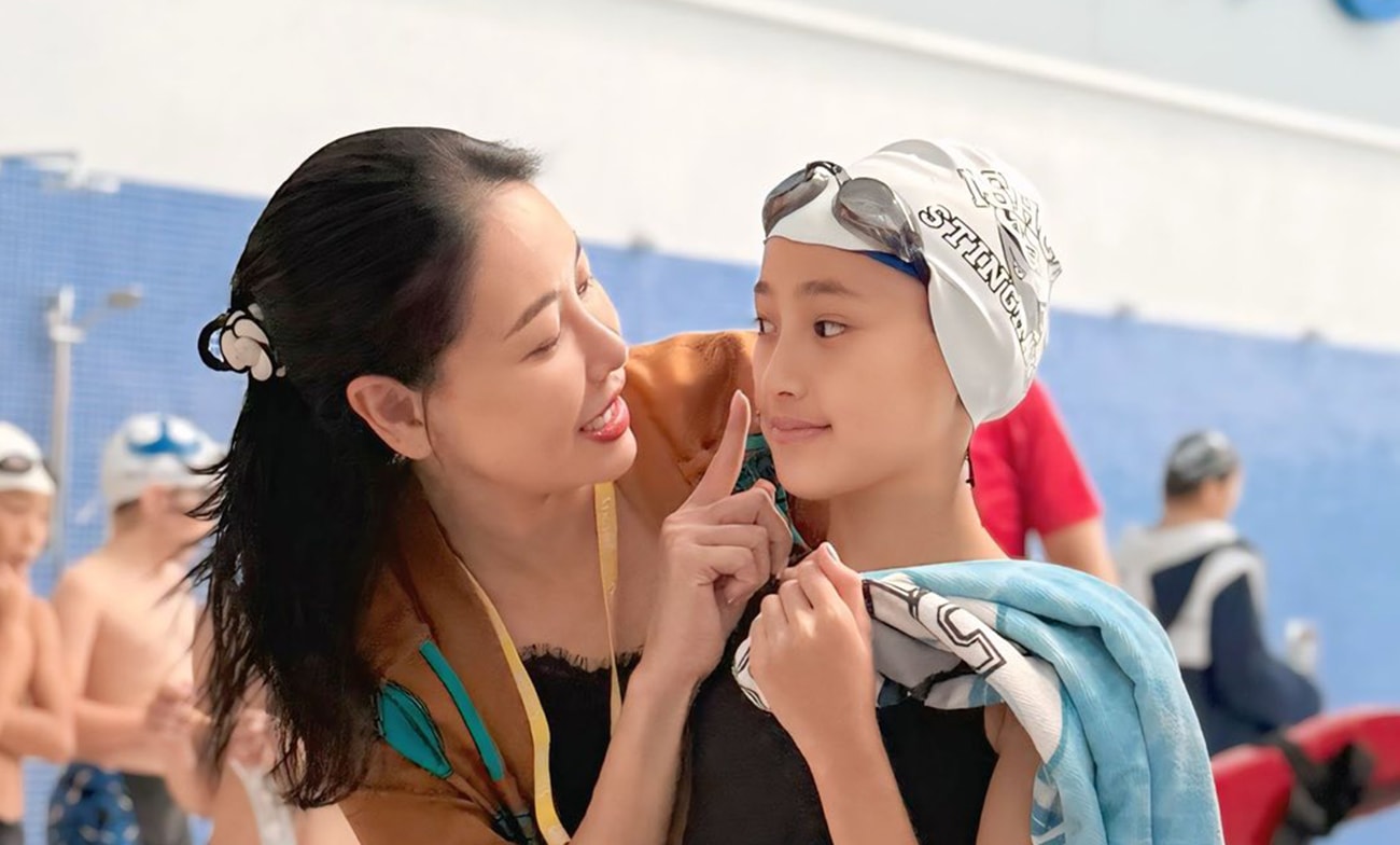 Con gái Hà Kiều Anh tranh tài bơi lội tại Hà Nội.