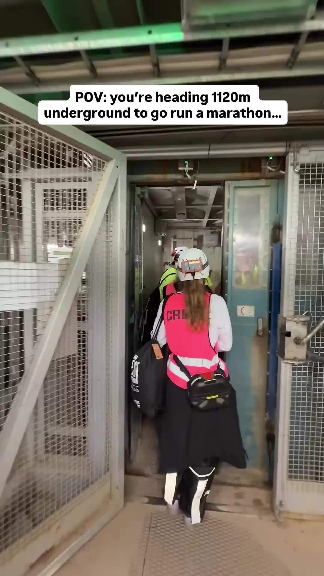 55 runner chạy marathon ở độ sâu 1.100 mét dưới lòng đất