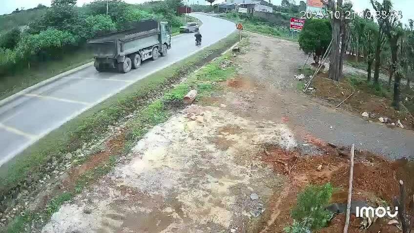 VF3 lộn nhào vào lề đường khi thấy xe tải ở hướng ngược chiều