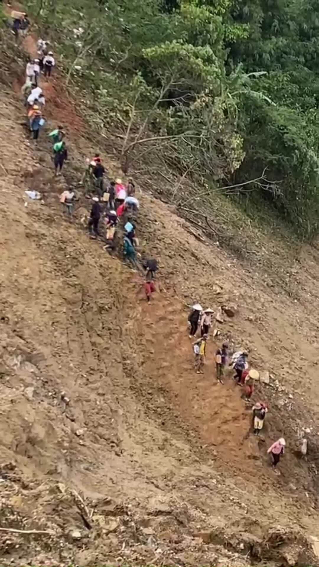 Mở đường tiếp tế 1.700 người dân bị cô lập sau trận lũ bùn