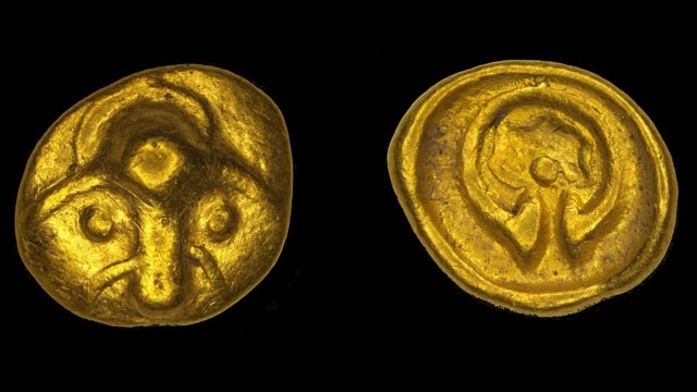 Dò kim loại trên cánh đồng, người đàn ông tìm thấy kho báu quý giá - Ảnh 1.