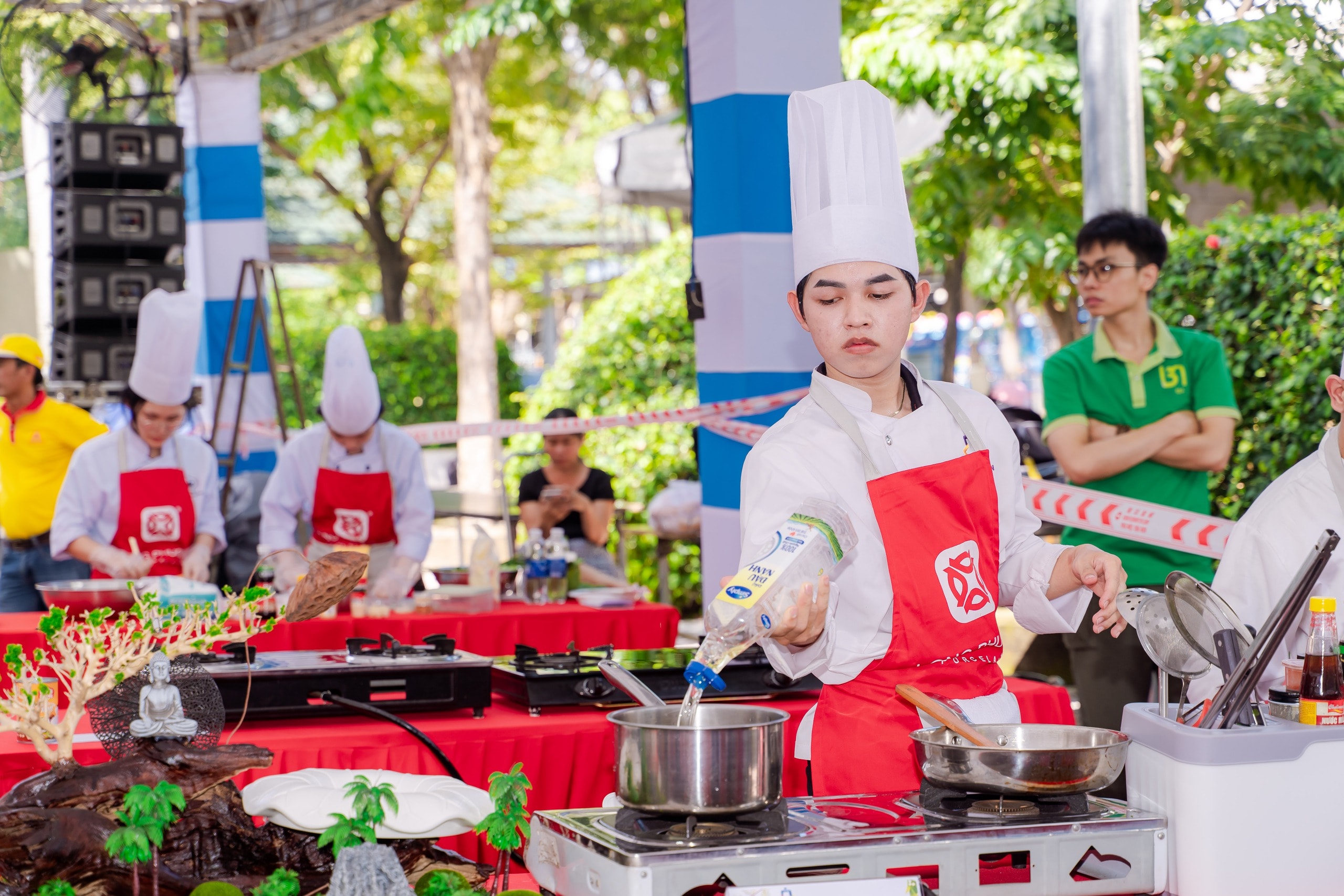 VIDEO: Lễ hội ẩm thực chay lớn nhất TP HCM trước giờ khai mạc có gì đặc sắc? - Ảnh 4.