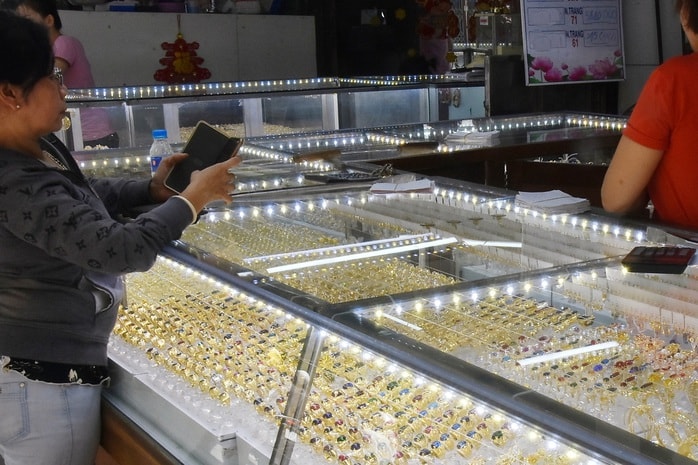 Giá vàng hôm nay 31-10: Giá vàng thế giới tăng 110 USD - Ảnh 1.