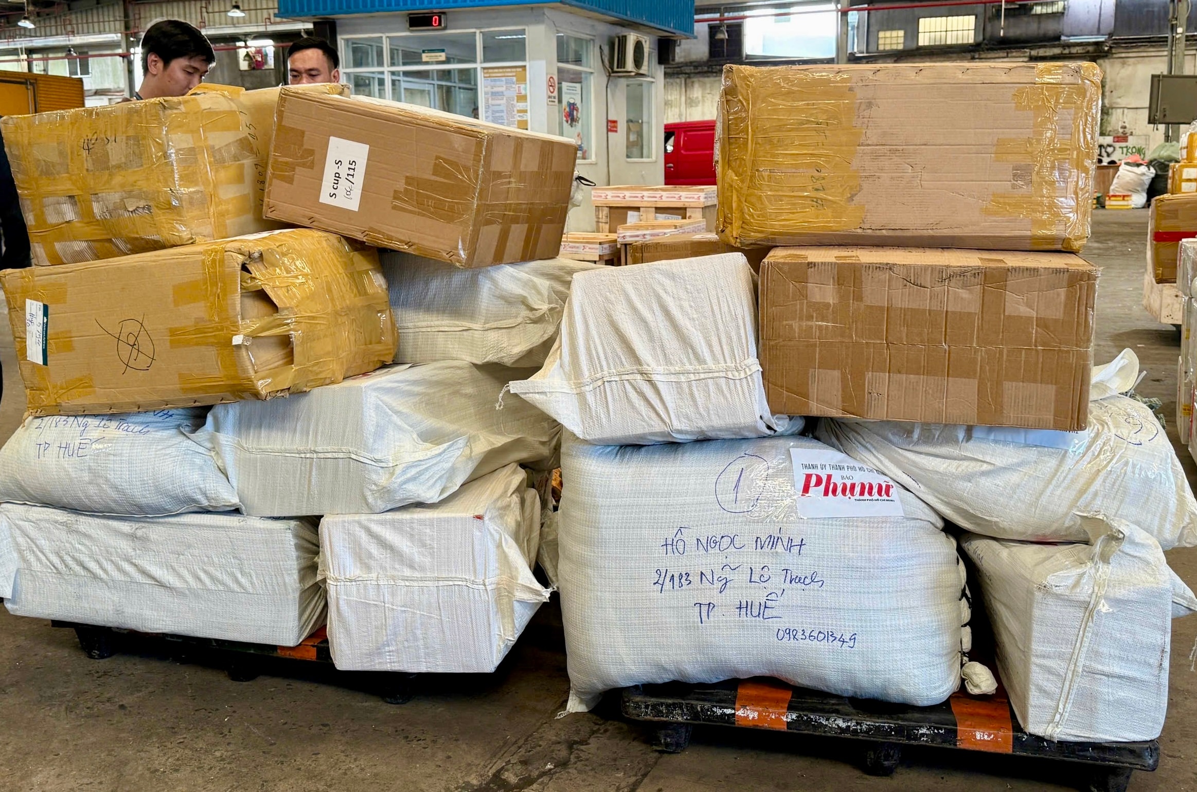 Chuyến bay Vietnam Airlines chở hàng hỗ trợ từ TP HCM đến miền Trung đã hạ cánh - Ảnh 4.