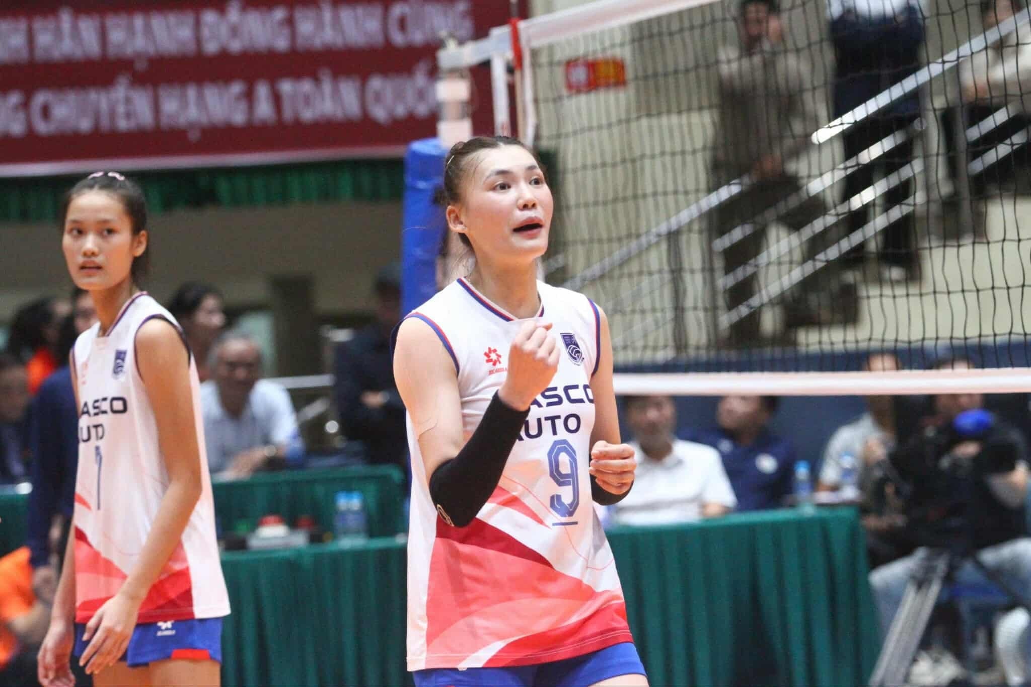 Hà Nội Tasco Auto đã nhận thưởng 100 triệu đồng từ Liên đoàn Bóng chuyền thành phố Hà Nội