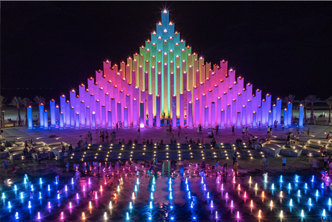 Tháp Tam Thắng được ví như “ngọn hải đăng mới” của Vũng Tàu, thu hút hàng nghìn lượt khách mỗi tối.