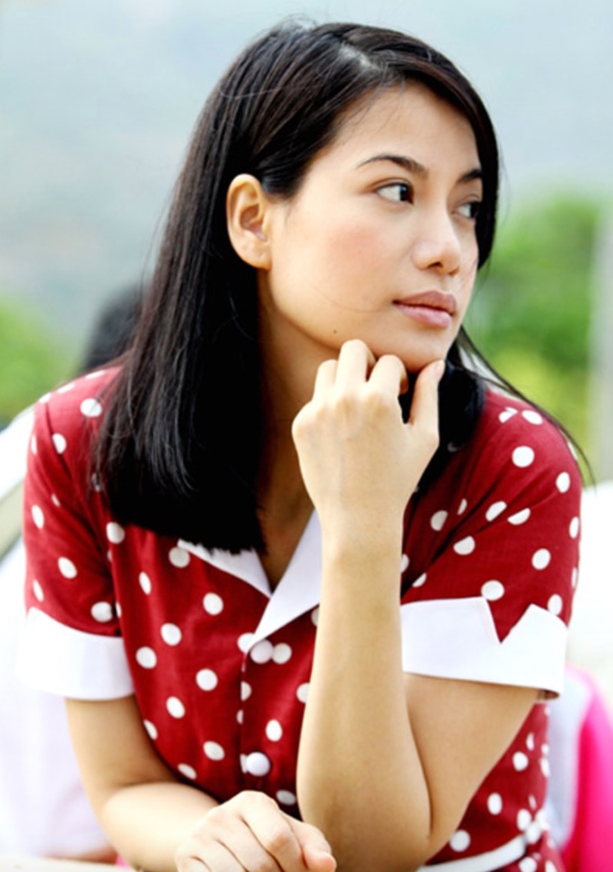 Ngay cả khi để mặt mộc, cô vẫn xinh đẹp với đường nét thu hút.