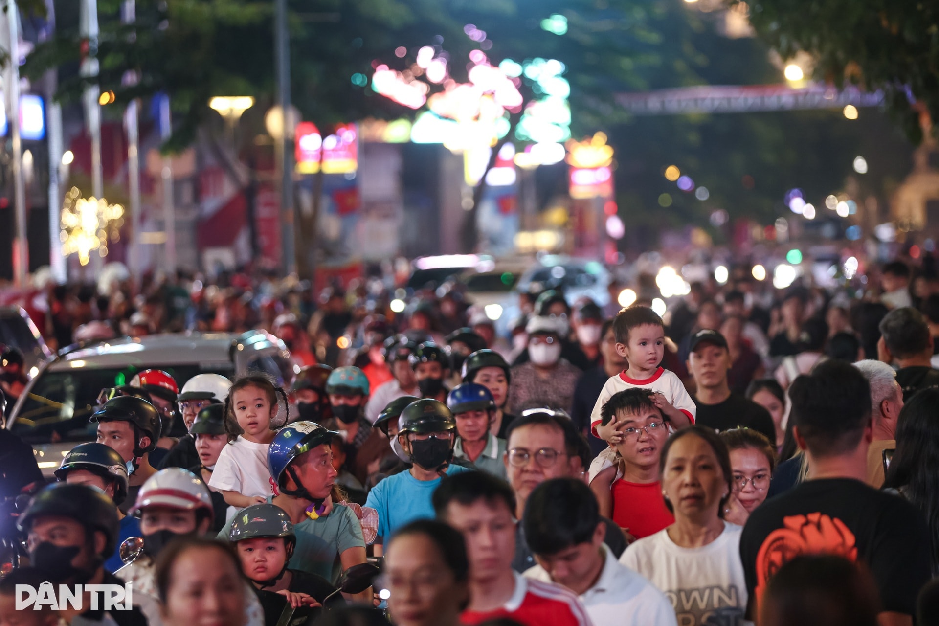 Phố đi bộ Nguyễn Huệ, Bùi Viện thất thủ trong đêm Halloween  - 9