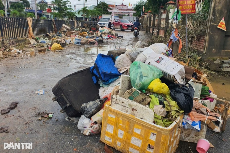 Báo Dân trí khẩn trương trao 500 túi an sinh tới người dân vùng lũ Đà Nẵng - 6 Báo Dân trí khẩn trương trao 500 túi an sinh tới người dân vùng lũ Đà Nẵng - 6