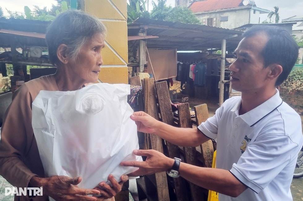 Báo Dân trí khẩn trương trao 500 túi an sinh tới người dân vùng lũ Đà Nẵng - 7 Báo Dân trí khẩn trương trao 500 túi an sinh tới người dân vùng lũ Đà Nẵng - 7