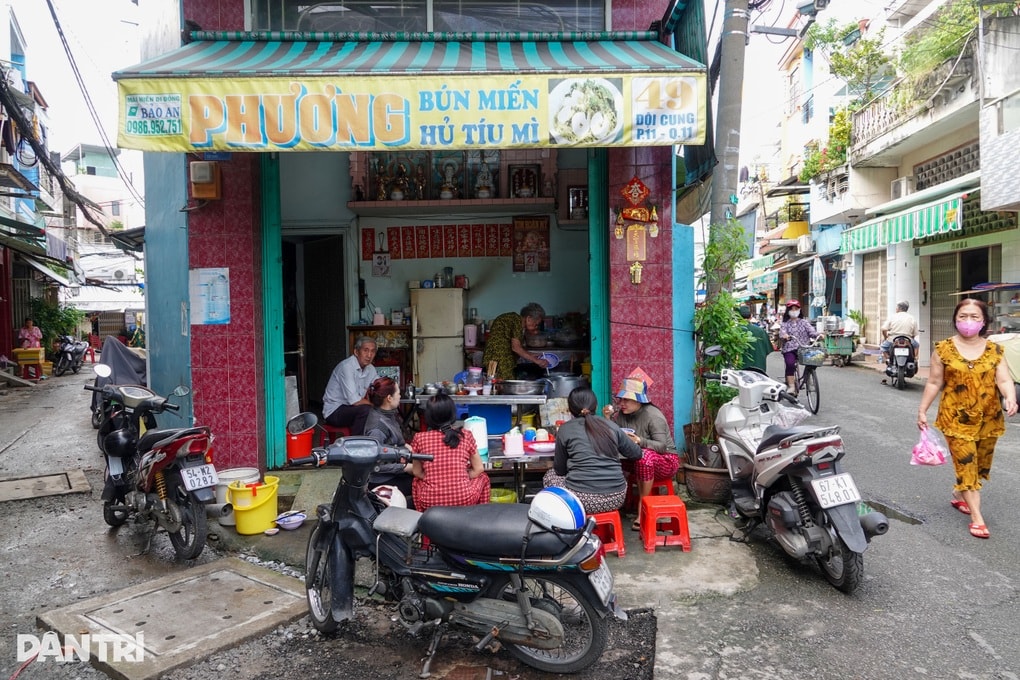 Cụ bà U90 nhóm bếp từ 3h, giữ quán bún của con gái đã khuất - 5