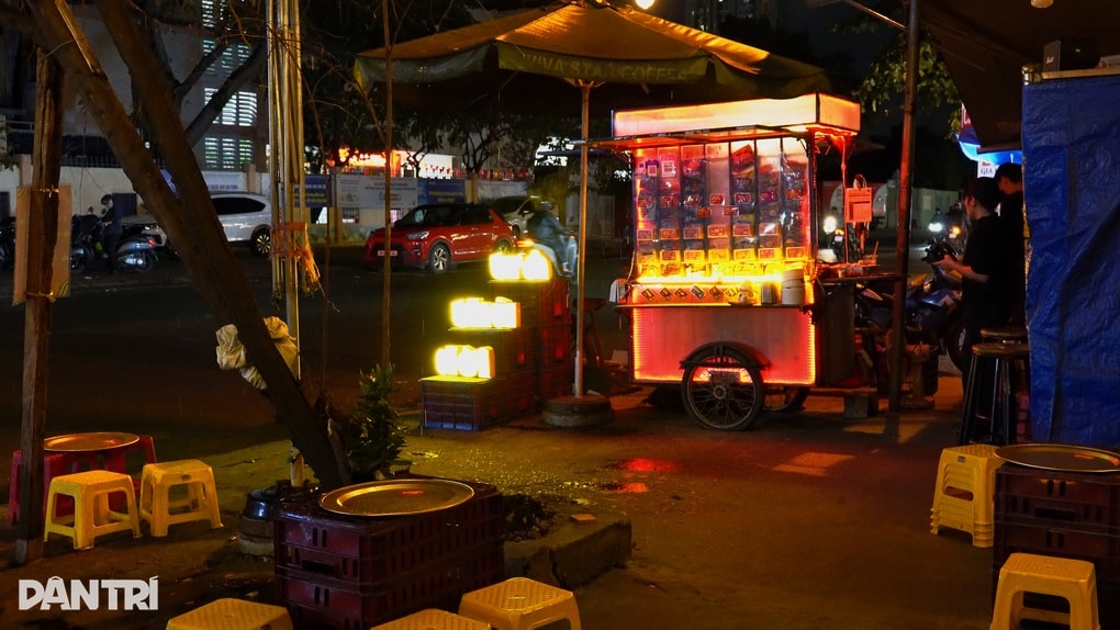 Quán mì đêm “Trả thù đời” gây sốt giới trẻ TPHCM vì cách gọi món kỳ lạ - 2 Quán mì đêm “Trả thù đời” gây sốt giới trẻ TPHCM vì cách gọi món kỳ lạ - 2