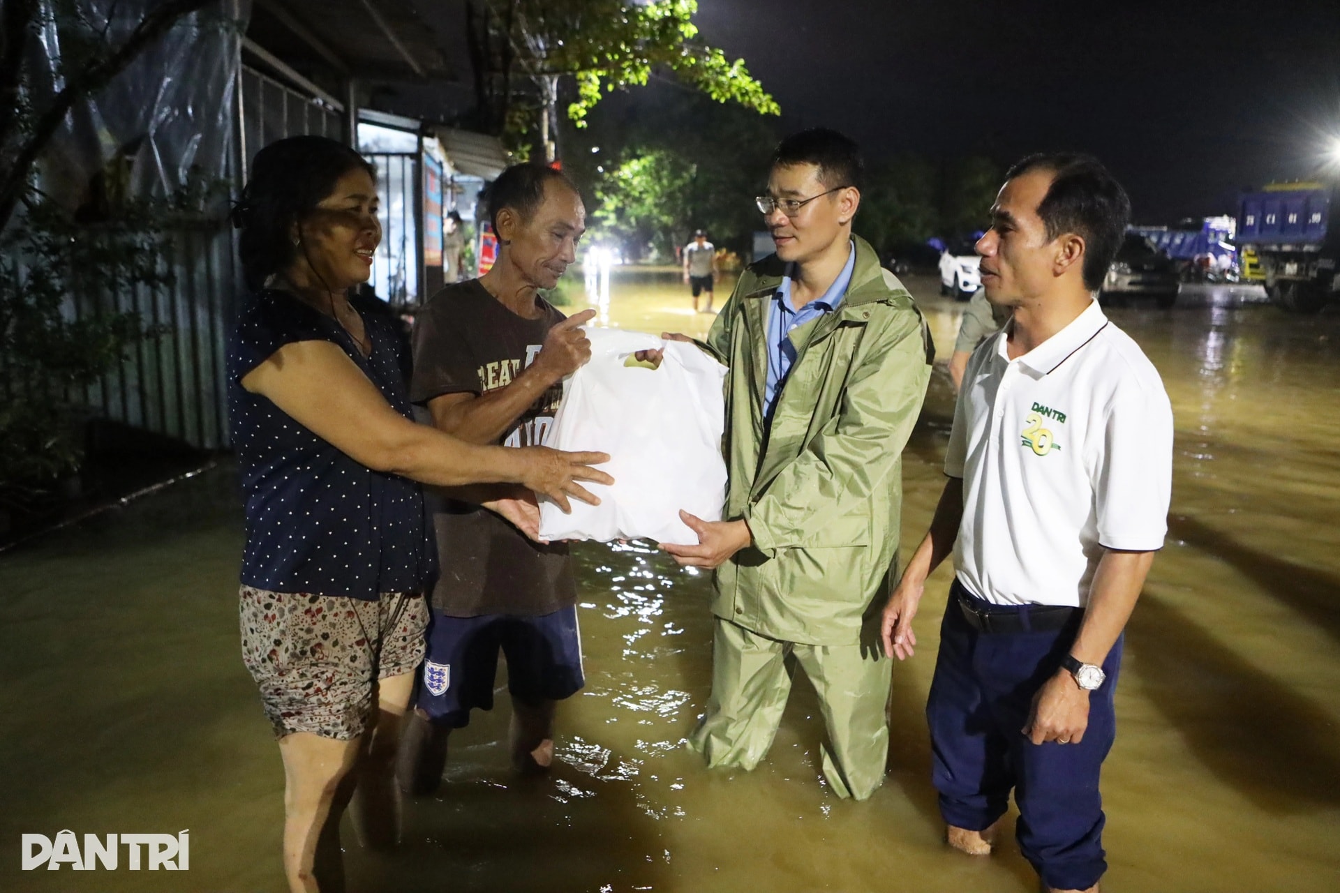 Báo Dân trí ngày đêm mang túi an sinh đến với cư dân vùng lũ ở ngã ba sông - 15