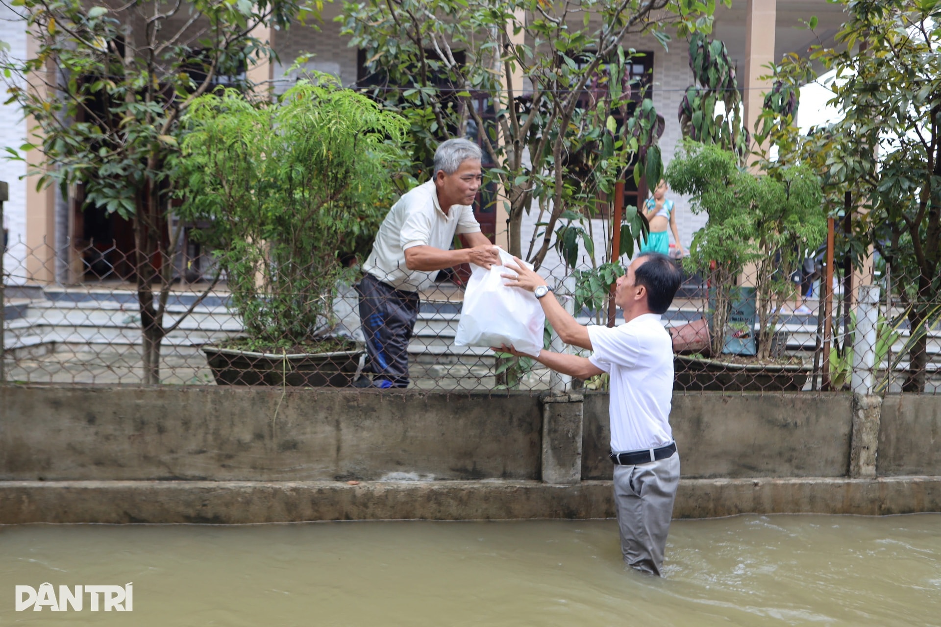 Báo Dân trí ngày đêm mang túi an sinh đến với cư dân vùng lũ ở ngã ba sông - 12