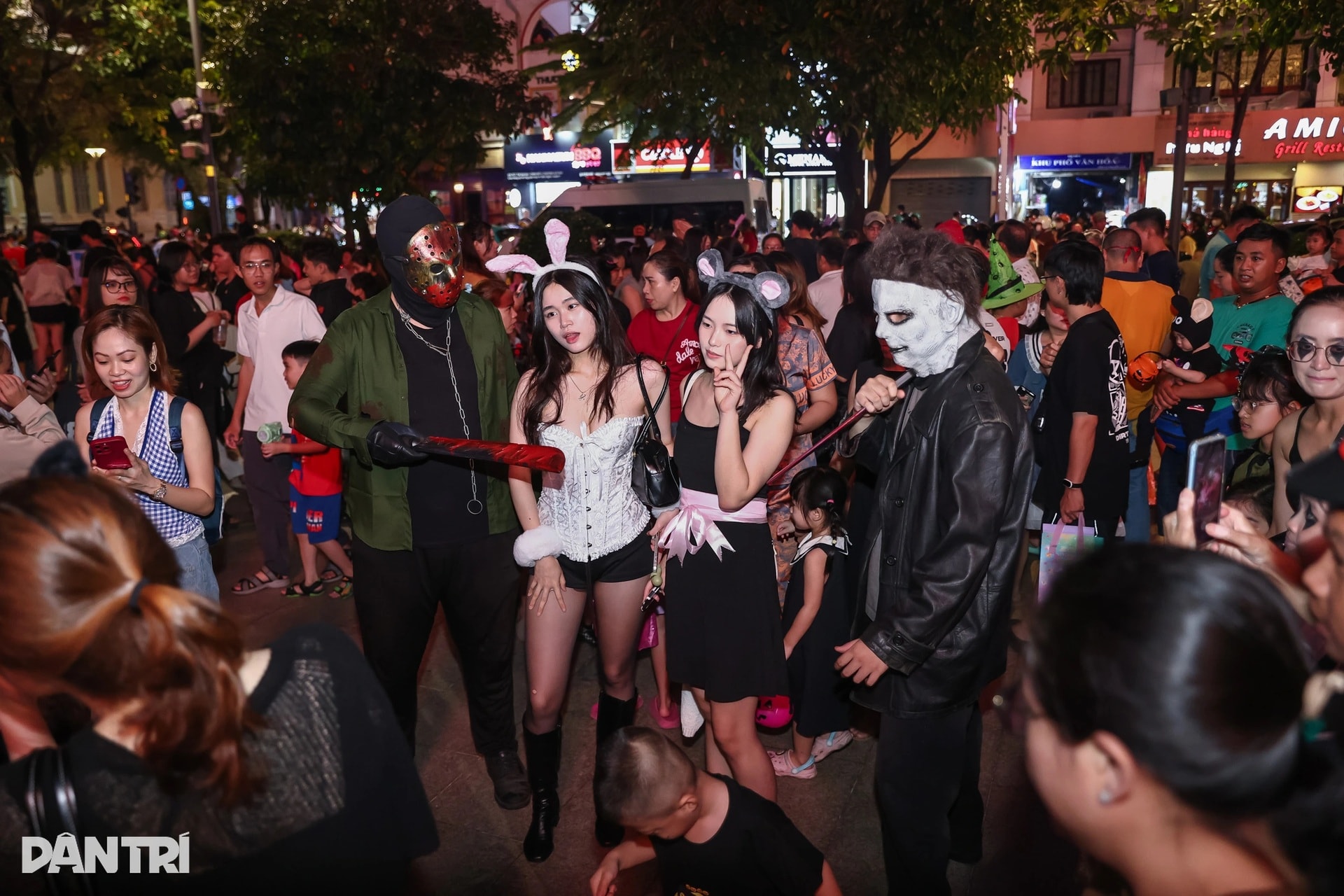 Phố đi bộ Nguyễn Huệ, Bùi Viện thất thủ trong đêm Halloween  - 2