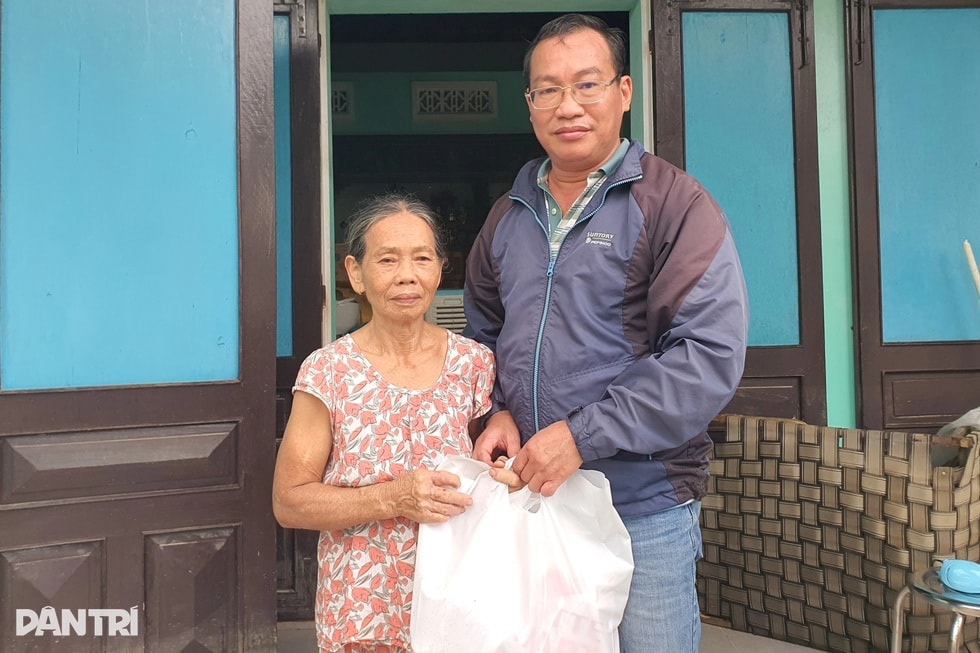 Báo Dân trí khẩn trương trao 500 túi an sinh tới người dân vùng lũ Đà Nẵng - 5 Báo Dân trí khẩn trương trao 500 túi an sinh tới người dân vùng lũ Đà Nẵng - 5