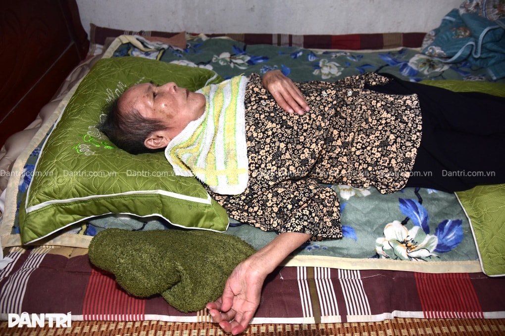 Xót cảnh con trai mắc bệnh thần kinh gồng mình chăm mẹ liệt giường - 3 Xót cảnh con trai mắc bệnh thần kinh gồng mình chăm mẹ liệt giường - 3