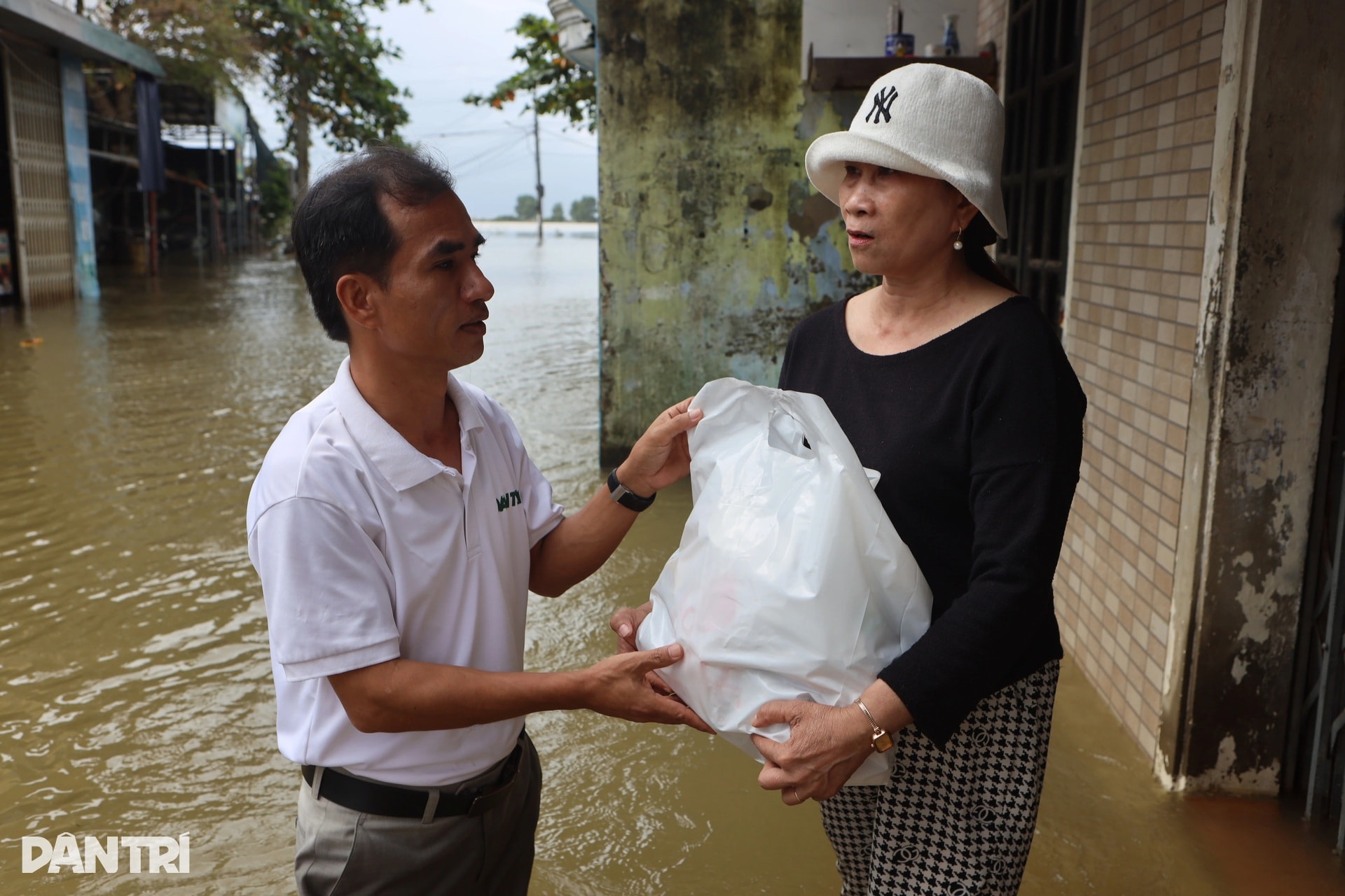 Báo Dân trí ngày đêm mang túi an sinh đến với cư dân vùng lũ ở ngã ba sông - 11