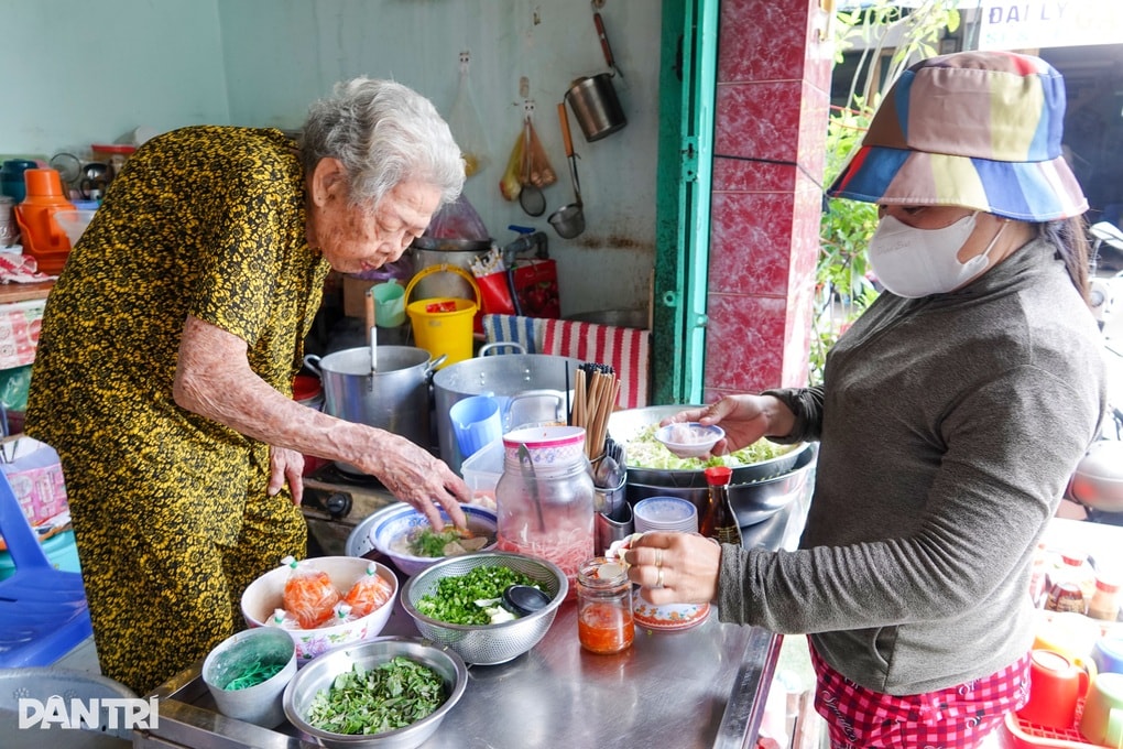Cụ bà U90 nhóm bếp từ 3h, giữ quán bún của con gái đã khuất - 2