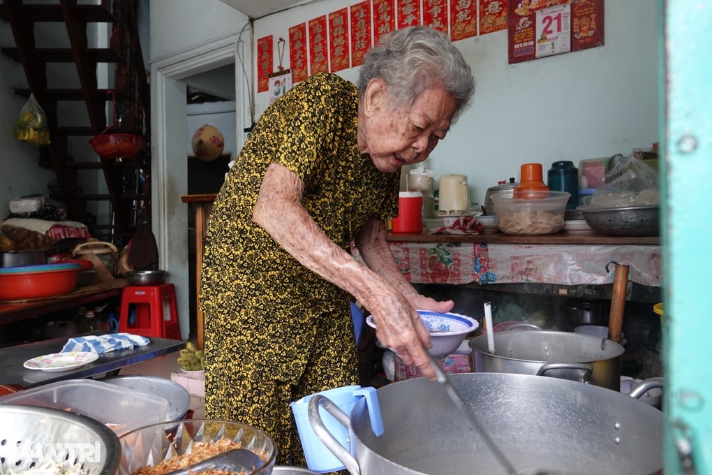 Cụ bà U90 nhóm bếp từ 3h, giữ quán bún của con gái đã khuất - 1