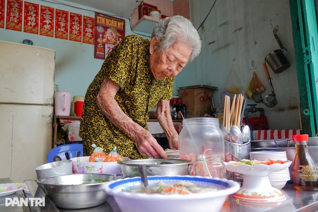 Cụ bà U90 nhóm bếp từ 3h, giữ quán bún của con gái đã khuất - 4
