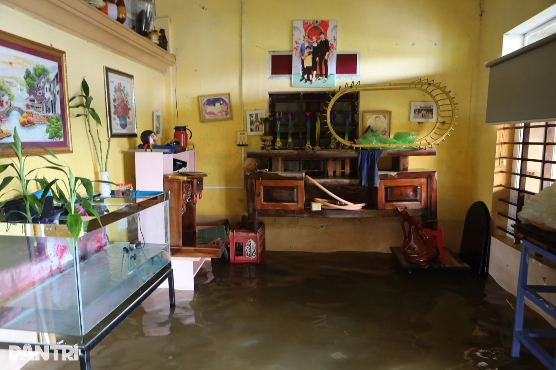 Báo Dân trí ngày đêm mang túi an sinh đến với cư dân vùng lũ ở ngã ba sông - 8