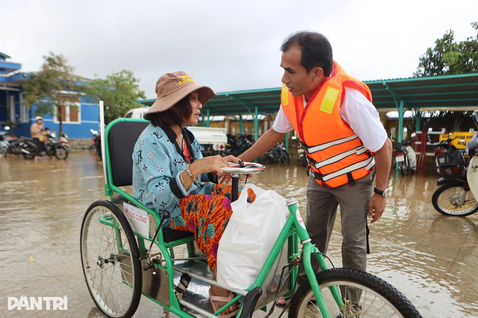 Báo Dân trí ngày đêm mang túi an sinh đến với cư dân vùng lũ ở ngã ba sông - 5