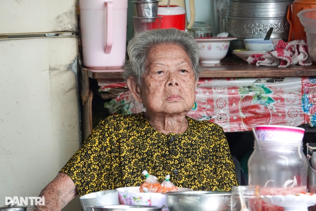 Cụ bà U90 nhóm bếp từ 3h, giữ quán bún của con gái đã khuất - 3