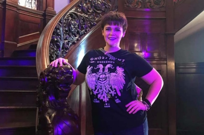 Ashley Wiseman chụp ảnh lưu niệm trong một chuyến săn ma. Ảnh: CNN