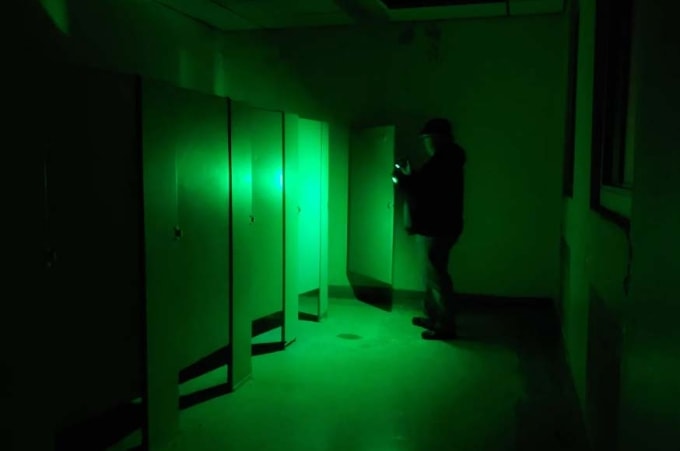 David trong một chuyến săn ma. Ảnh: CNN