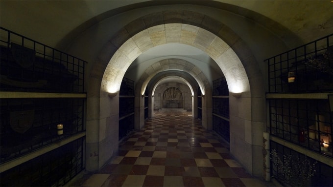 Hầm mộ bên dưới nhà thờ. Ảnh: Discover - Culture