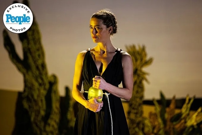 Tạo hình của Amber Heard trong vở kịch đầu tay. Ảnh: People