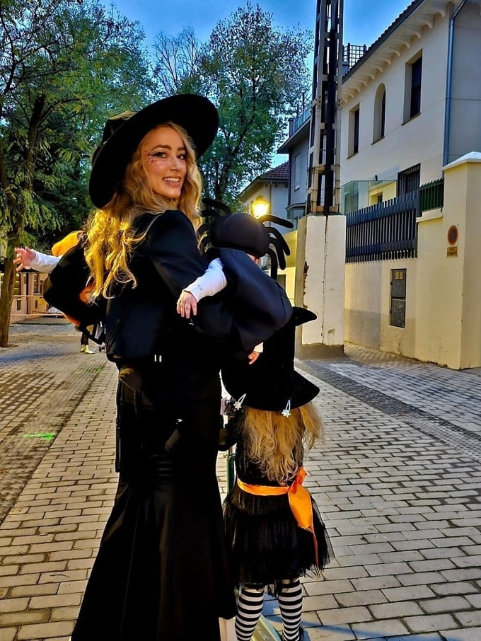 Amber Heard bế cặp song sinh năm tháng tuổi, đi cạnh con gái Oonagh, bốn tuổi. Ảnh: Instagram/ Amber Heard