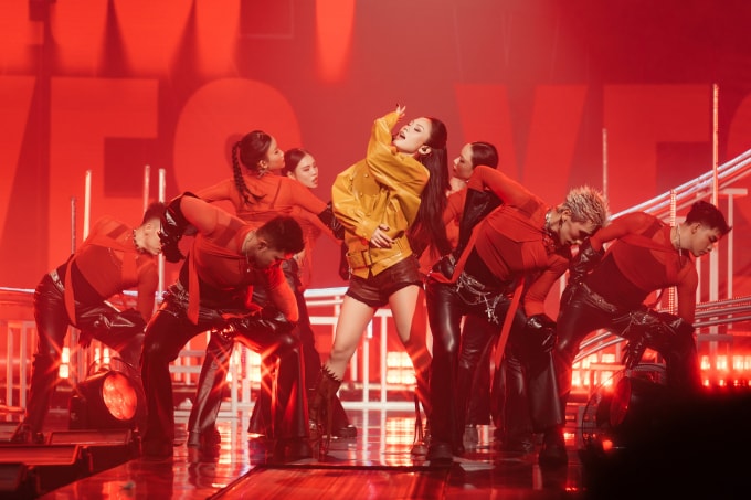 Mai Phương trình diễn tại sân khấu debut, tối 31/10 ở TP HCM.