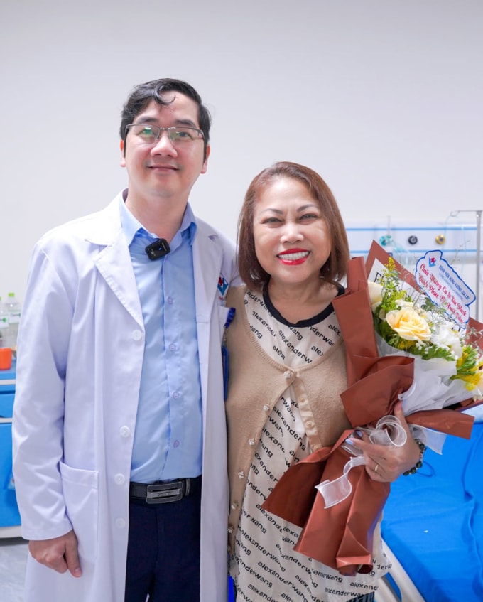 Bác sĩ Bùi Trường Giang, Phó giám đốc chuyên môn nơi Siu Black điều trị, chúc mừng ca sĩ xuất viện. Ảnh: Nhân vật cung cấp