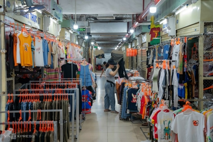 Tiểu thương kinh doanh tại một khu chợ ở Hà Nội. Ảnh: Giang Huy