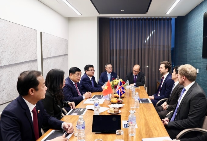 Phó thủ tướng Nguyễn Chí Dũng làm việc với các tập đoàn tại châu Âu, ngày 31/10. Ảnh: VGP