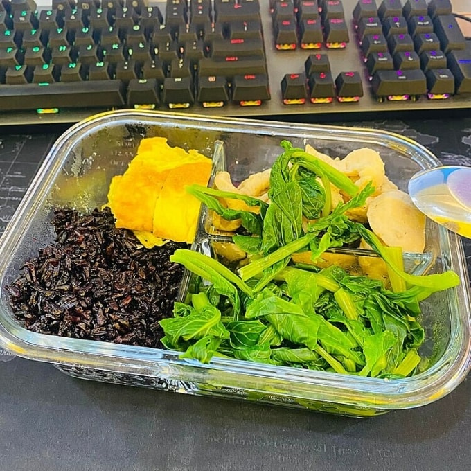 Bữa ăn đầy đủ chất, ưu tiên tinh bột tốt cho sức khỏe. Ảnh: Nhân vật cung cấp