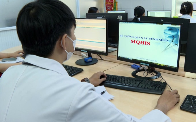 Bác sĩ Bệnh viện Đa khoa Thủ Đức thao tác với hệ thống quản lý bệnh nhân. Ảnh: Bệnh viện cung cấp
