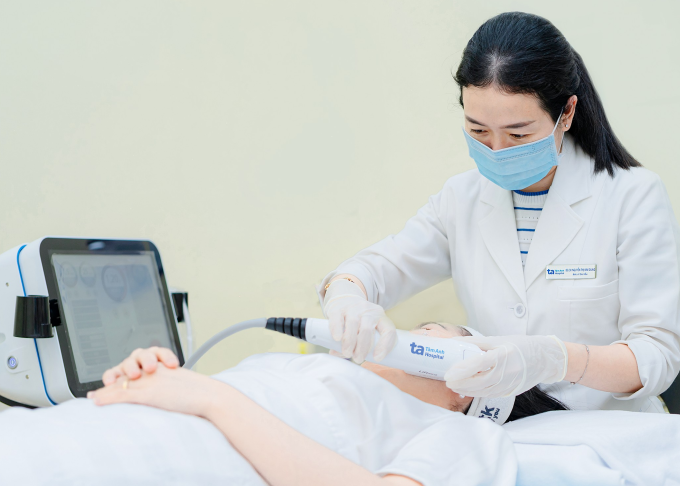 Bác sĩ Dung sử dụng HIFU để cải thiện vùng da bị chùng nhão cho một phụ nữ. Ảnh minh họa: Bệnh viện Đa khoa Tâm Anh
