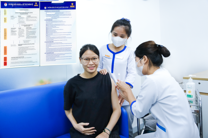 Thai phụ tiêm vaccine RSV giúp phòng viêm phổi, viêm tiểu phế quản cho tại Hệ thống Tiêm chủng VNVC. Ảnh: Bình An